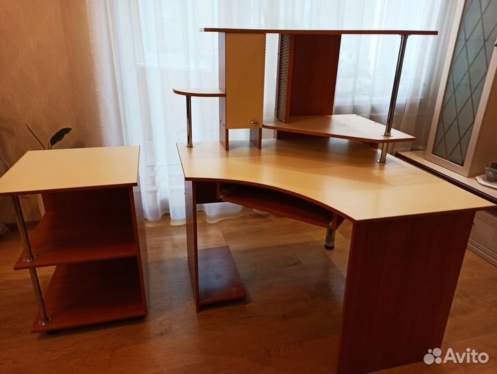 Компьютерный стол и тумбочка