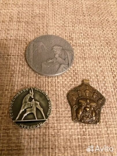 Олимпийский мишка и другие памятные знаки