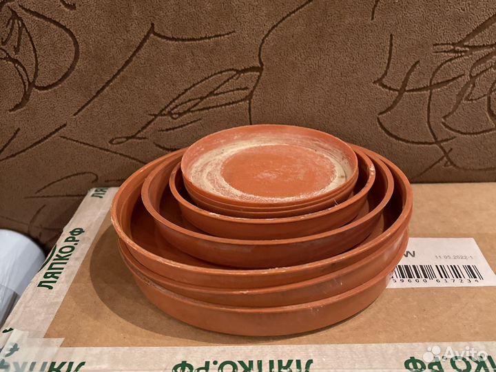 Горшки для цветов пластиковые разные и блюдца