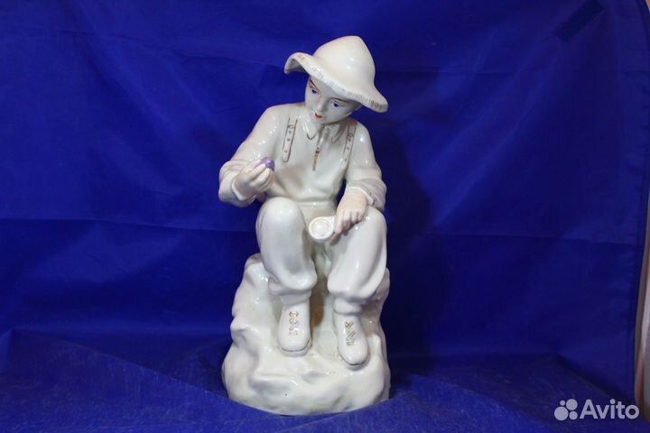 Юный геолог большая статуэтка фарфоровая Мальчик с