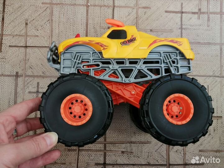 Машина Hot wheels