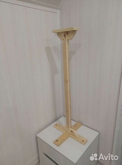 Кормушка для птиц и белок из дерева