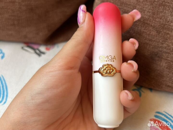 Помада меняют цвет на губах