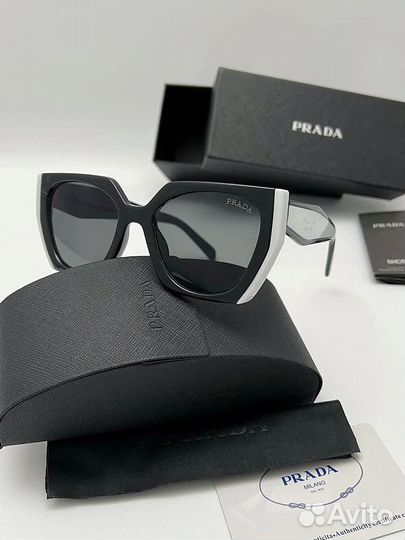 Солнцезащитные очки Prada