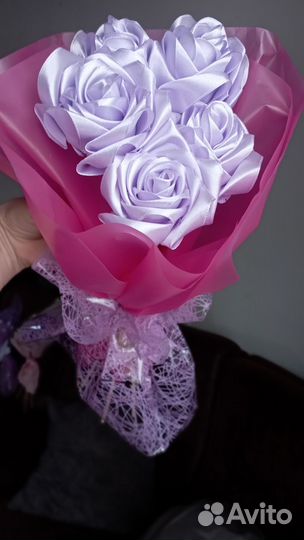 Розы из атласных лент