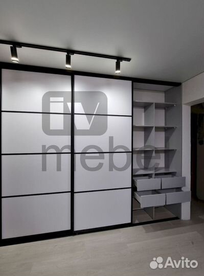 Шкаф с зеркалом