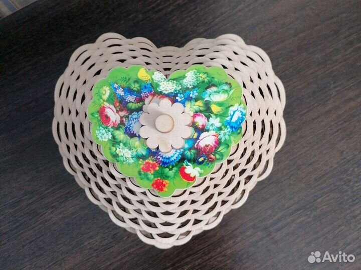 Деревянная шкатулка в форме сердце