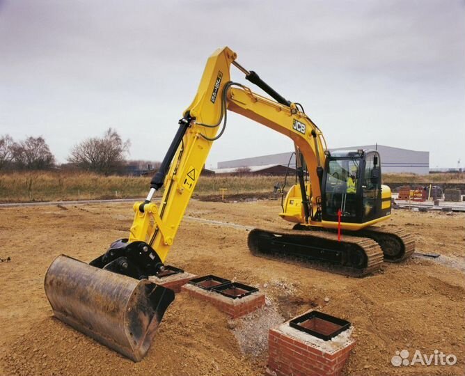 Стекло лобовое нижнее на экскаватор JCB JS