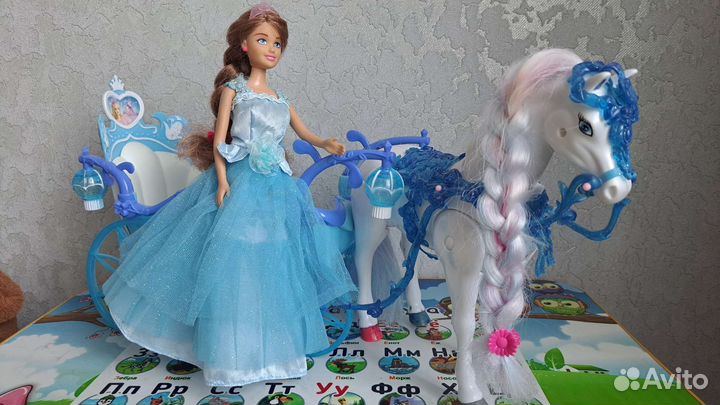 Лошадь с каретой и куклой