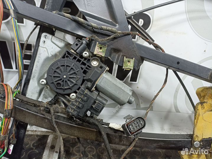 Стеклоподъемник передний правый Audi A4 B5