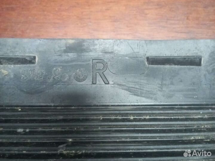 Патрубок воздушного фильтра правый Audi Q7