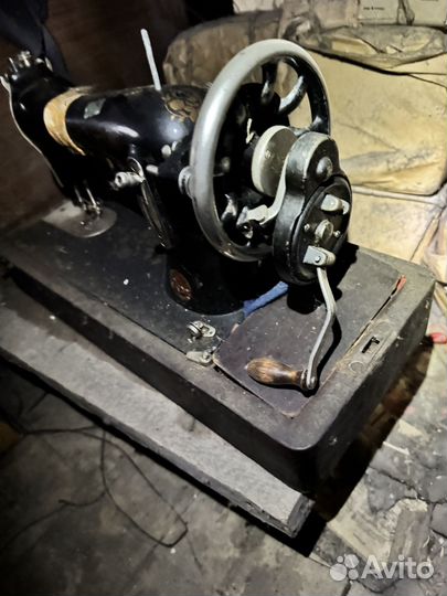 Старинная швейная машинка