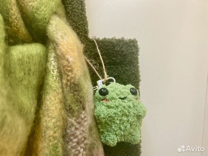 Лягушка брелок обвес на сумку из плюшевой пряжи