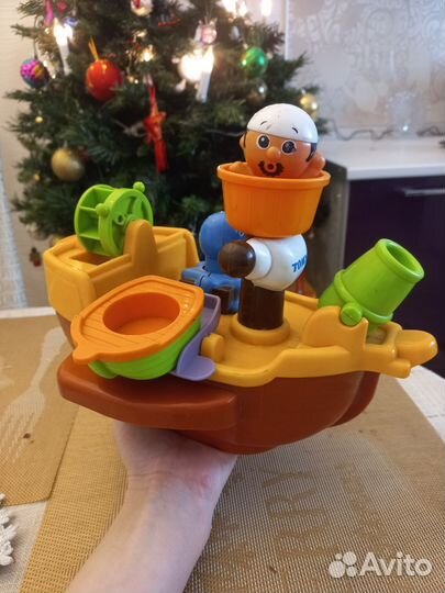 Кораблик пиратский Tomy для купания