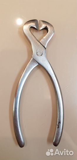 Старинные щипцы для колки сахара