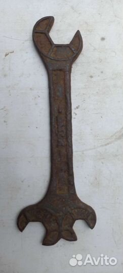 Старинный гаечный ключ