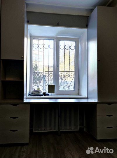 Рабочая зона в углу у окна