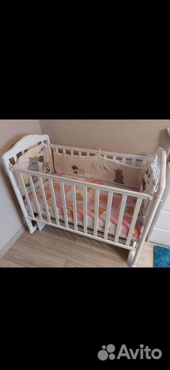 Белая детская кроватка с маятником