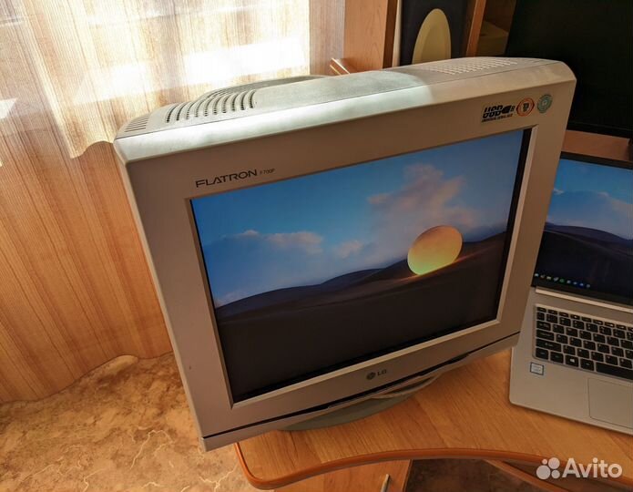 Монитор LG Flatron F700P