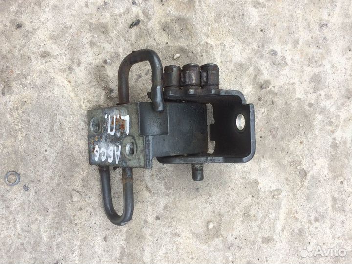 Петля двери левая передняя Ауди А6 С6