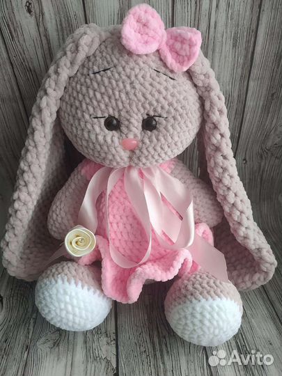Плюшевый заяц вязаный