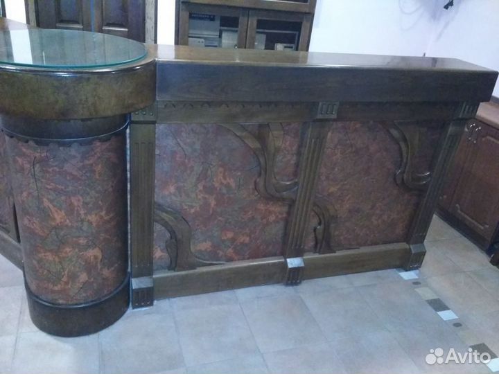 Барная стойка с интеръером бара из бука