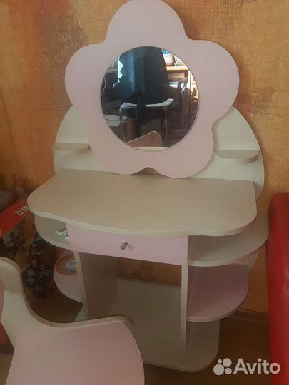 Детский туалетный столик