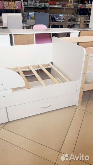 Детская кровать с бортиком и ящиками (новая)