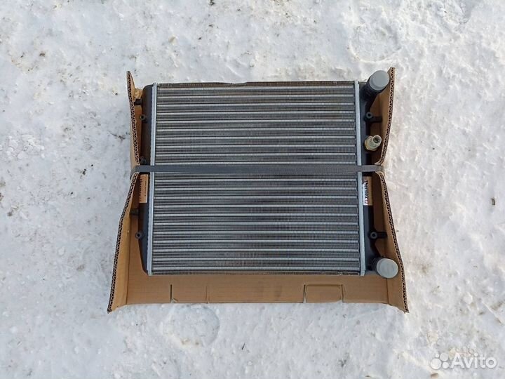 Радиатор охлаждения двигателя Skoda Fabia