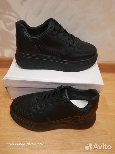 Женские кроссовки