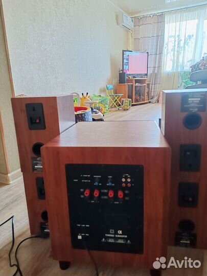 Домашний сабвуфер и колонки