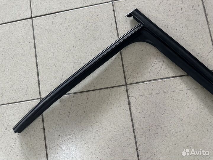 Уплотнитель заднего левого стекла Рено Клио 4
