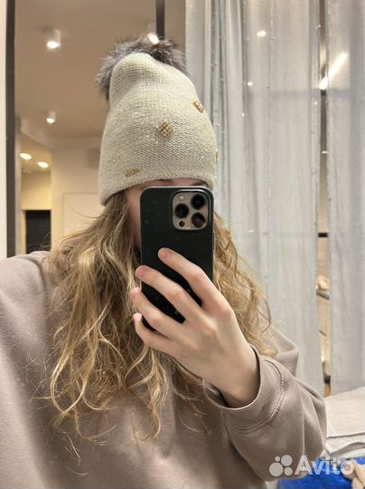 Новая шапка с помпоном из чернобурки
