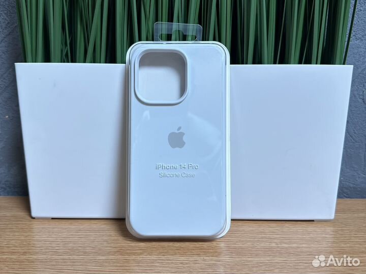 Силиконовый белый чехол для iPhone 14 pro