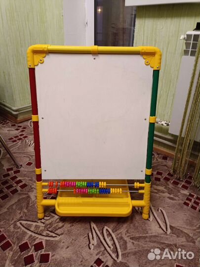 Детские игрушки (лошадка, мальберт)