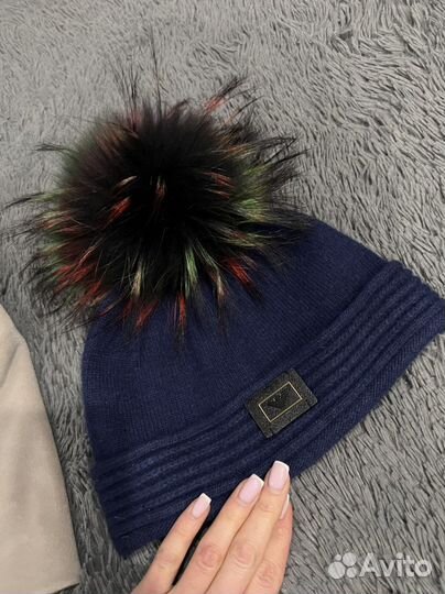 Шапка с натуральным помпоном женская