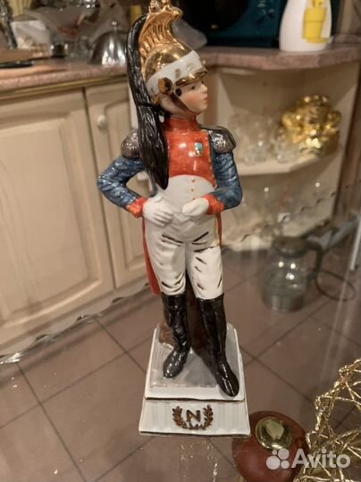 Статуэтка фарфор