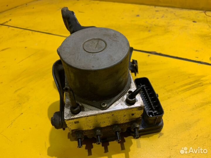 Блок ABS (насос) Toyota RAV4