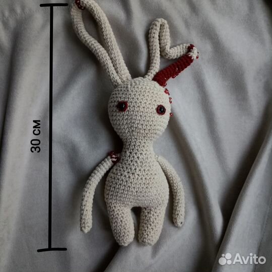 Вязаная игрушка заяц