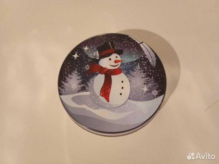 Бусины в железной коробочке