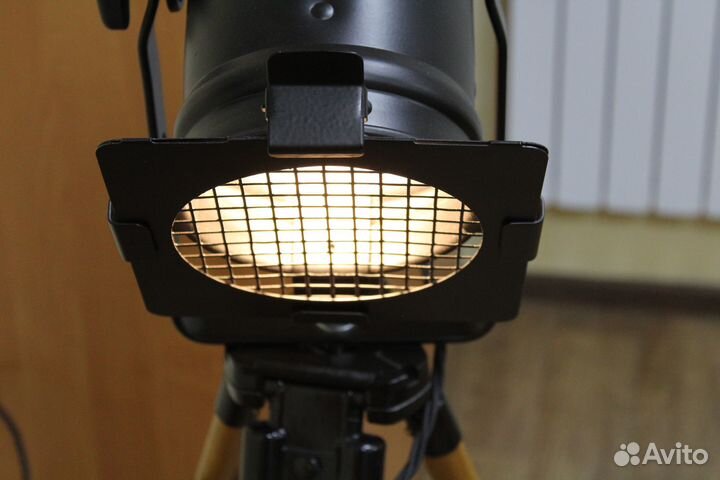 Торшер прожектор на треноге