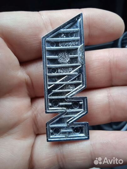 Эмблема M performance на крыло