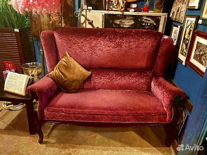 Диван в классическом стиле из велюра