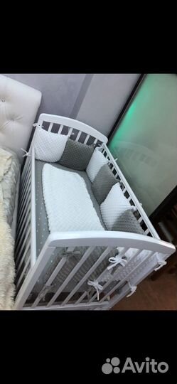 Детская кроватка с маятником