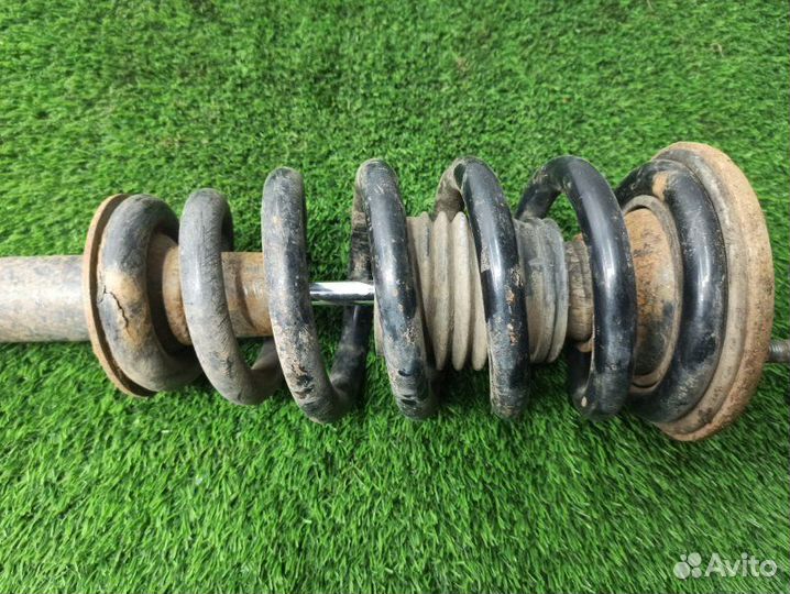 Амортизатор передний правый Mitsubishi L200 KA/KB