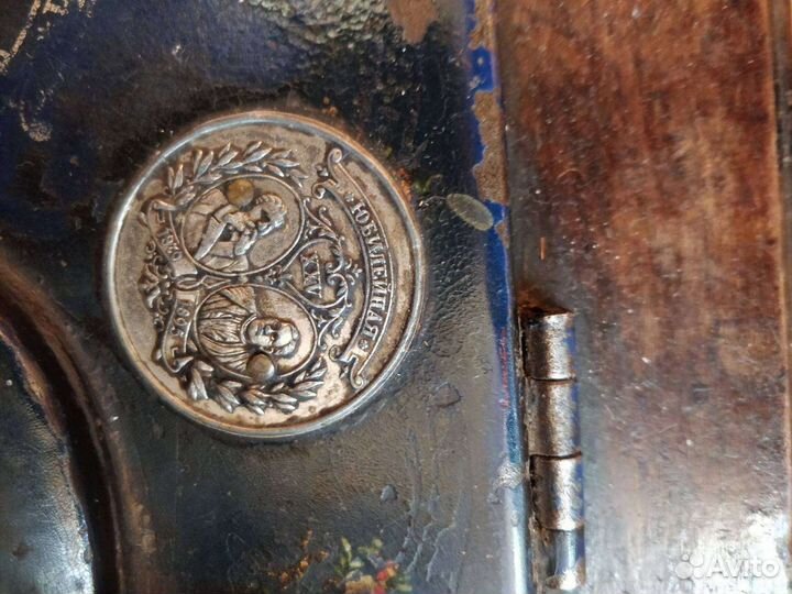 Антикварная швейная машинка