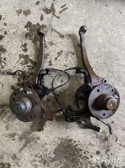 Кулак передний w210