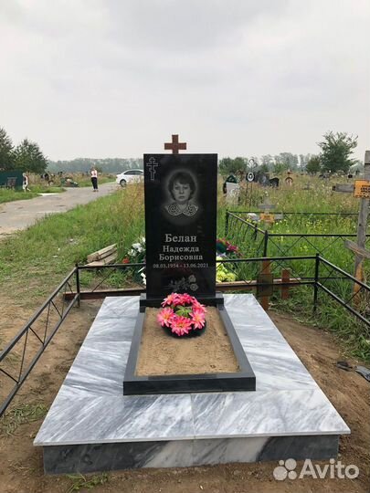 Памятник, тротуарная плитка