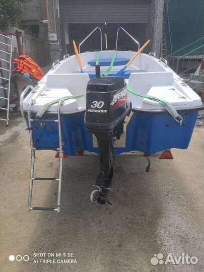 Лодка с жестоким корпусом, с мотором