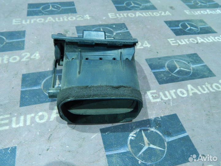 Решетка вентиляционная левая передняя 64228402215